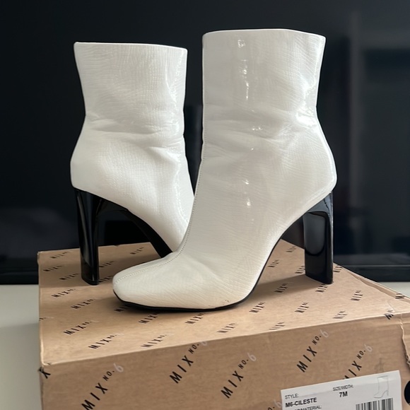 White snake print heel boots - Picture 2 of 4